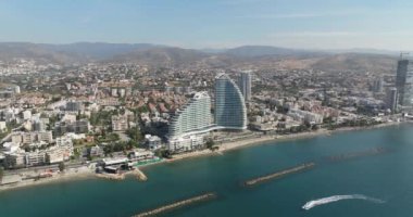Kıbrıs Rum Kesimi 'nin Limasol kentinin hava manzarası. Güzel bir manzarada deniz kenarındaki yüksek katlı apartmanlarda güzel iş merkezleri ve daireler. Yüksek kalite 4k görüntü