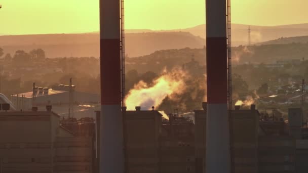 关于柴油发电产生的废物对大气污染的空中观察 工厂里排烟的管子 保护地球和生态 高质量4K — 图库视频影像