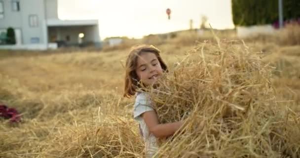 Кавказский Ребенок Симпатичная Девушка Весело Проводит Время Поле Рядом Фермой — стоковое видео
