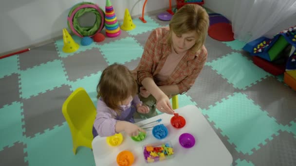 Kislány Színeket Tanít Óvodában Tanterem Egyéni Edzés Gyermekkel Oktatási Játékokban — Stock videók