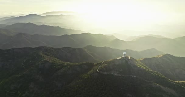 Luftaufnahme Berglandschaft Mit Dunst Den Berghängen Bei Sonnenuntergang Mystische Gebirgsketten — Stockvideo