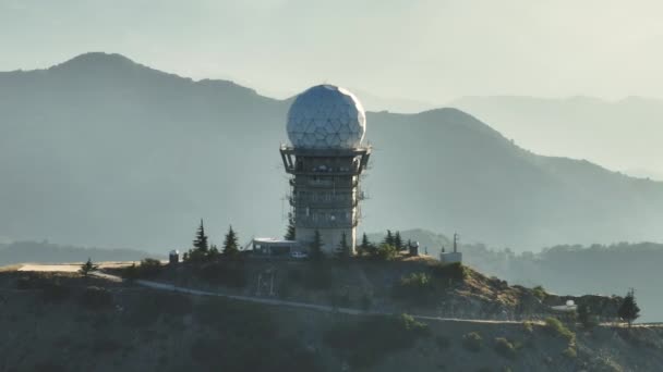 山頂の展望台の空中写真 天文学者は空と星の科学です 科学者は美しい山の風景の中で働く 高品質4K映像 — ストック動画