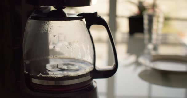 キッチンで自宅でフィルタコーヒーを準備します 暖かい雰囲気の中で朝の朝食用のコーヒー 高品質4K映像 — ストック動画