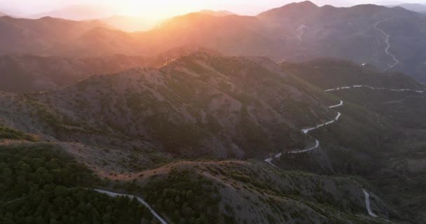 Uma Bela Estrada Montanha Longo Qual Carro Dirige Pôr Sol — Vídeo de Stock