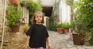 Zamanda Yolculuk: Genç Bir Kız Eski Avrupa 'nın Sokaklarını Keşfediyor. Yüksek kalite 4k görüntü