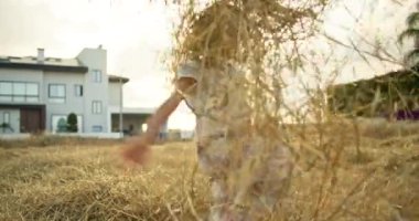 Fields of Joy: A Childs Delight in the Farm Life, Attsing Hay and Sarching the Farm Lifestyle for Mutluluk. Yüksek kalite 4k görüntü