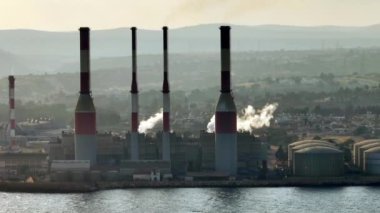 Hava Perspektif Enerji Santrali, Enerji Üretimi ve Çevre Kirliliği 'ni araştırıyoruz. Yüksek kalite 4k görüntü