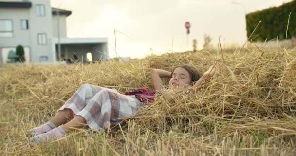 Мечтательная Красавица Лежит Сене Фермерском Поле Концепция Детских Мер Свободы — стоковое видео