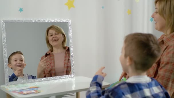Kommunikációs Készségek Javítása Fiúkban Beszédterápiás Foglalkozások Gyerekeknek Egy Képzett Beszédnyelvi — Stock videók