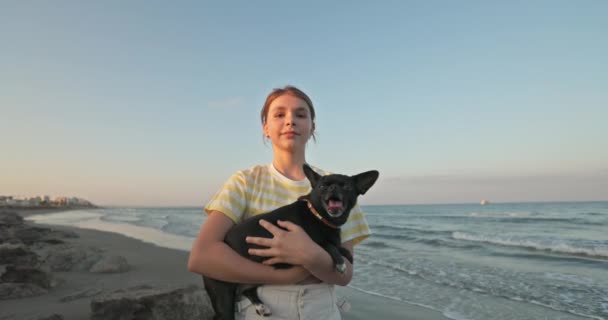 心灵感应连接 一个女孩牵着她心爱的狗 在远处雄伟地降落在飞机上的迷人时刻 高质量的4K镜头 — 图库视频影像