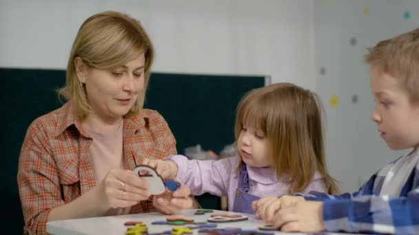 Die Erzieherin Spielt Mit Den Kindern Kindergarten Entwicklungsspiele Glückliche Kindheit — Stockvideo