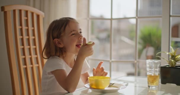 Маленький Эпикюр Европейская Девочка Наслаждающаяся Вкусной Едой Семейным Обеденным Столом — стоковое видео