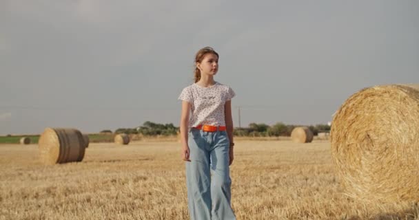 Портрет Девочки Подростка Мечтательно Стоящей Сеновале Модный Образ Жизни Фермерство — стоковое видео