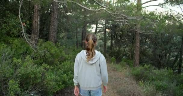 Una Hermosa Chica Guapa Caucásica Está Caminando Sola Bosque Estilo — Vídeo de stock