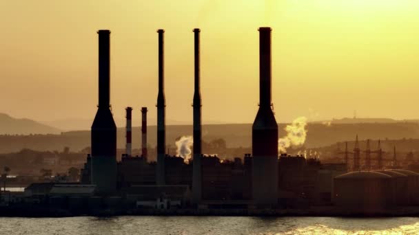 海滨的日落时 电站的空中景观 空气和大气污染产生的电力由废物排放造成 高质量的4K镜头 — 图库视频影像