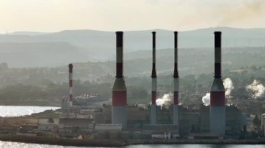 Elektrik Santrali Elektrik Üretimi ve Çevresel Etkinin Büyüleyici Hava Görüntüsü. Yüksek kalite 4k görüntü