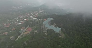 Kıbrıs Rum Kesimi Berengaria 'nın terk edilmiş oteli. Dağın tepesinde sisli bulutlu havada mistik bir şato. Yüksek kalite 4k görüntü