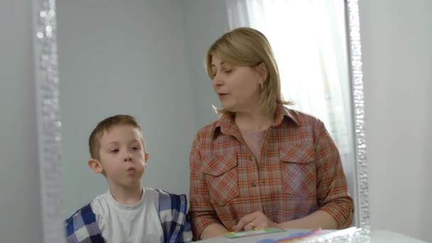 Beszédterápiás Foglalkozások Fiúknak Segítségnyújtás Gyermekednek Kommunikációs Készségek Javítása Egy Beszédnyelvi — Stock videók