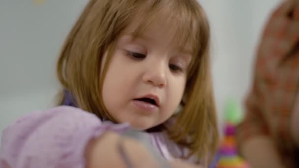 Portret Ładnej Dziewczyny Uczącej Się Kolorów Przedszkolu Nauczycielem Rozwijanie Myślenia — Wideo stockowe