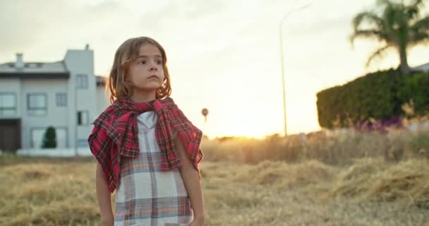 Gobelin Radości Uchwycenie Beztroskich Czarujących Chwil Dziewcząt Szczęśliwe Sielankowe Dzieciństwo — Wideo stockowe