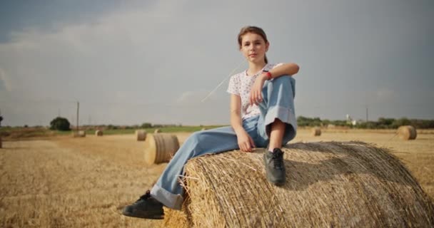 Filha Fazendeiros Está Comendo Feno Natureza Campo Bela Natureza Adolescente — Vídeo de Stock