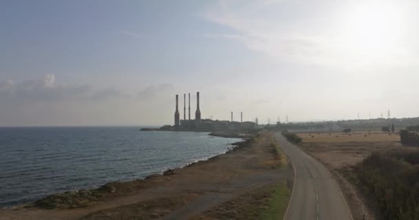 海滨一家工厂对电力生产的空中观察 一个运行和冒烟的发电厂从烟囱里冒出来 用气体污染空气和大气 高质量4K — 图库视频影像