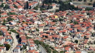 Lefkara şehir manzarası, Kıbrıs. Akdeniz 'deki bir adadaki dağlarda antik mimarisi olan güzel bir tarihi efsane. Yüksek kalite 4k görüntü