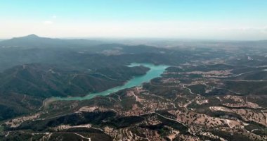Kıbrıs 'taki dağlardaki rezervuarın havadan görüntüsü. Adanın dağlık kesimlerinde taze su tedarik ediliyor. Dağ tepelerinin ve tepelerin güzel doğası. Yüksek kalite 4k görüntü