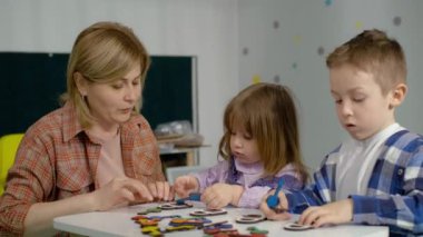 Öğretmen sınıfta çocuklarla eğitici oyunlar oynar. Okulda öğrenme ve geliştirme. Yüksek kalite 4k görüntü