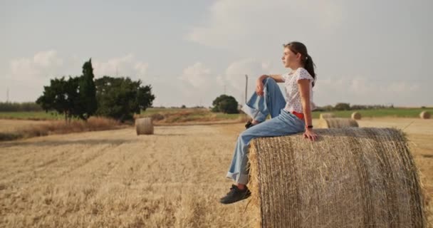 Countryside Couture Teenage Fashion Models Mesmerizing Photoshoot Golden Hay Bales — Vídeos de Stock