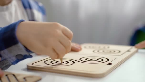 Der Junge Spielt Ein Spiel Das Logik Und Handbewegungsfähigkeit Entwickelt — Stockvideo