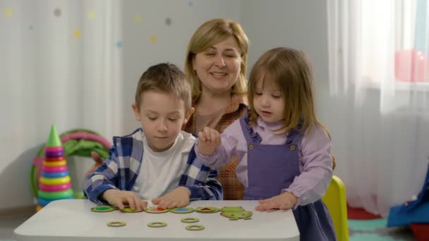 Egy Idősebb Tanárnő Portréja Egy Óvodából Tanár Arra Tanítja Gyerekeket — Stock videók