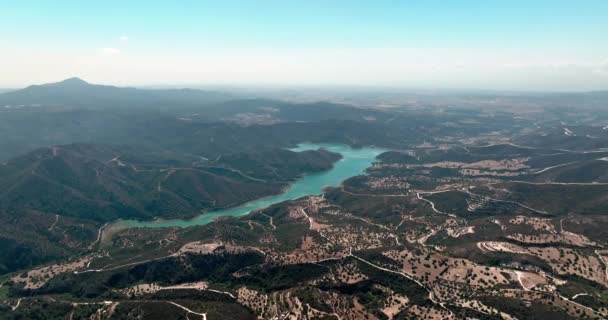 Kıbrıs Taki Dağlardaki Rezervuarın Havadan Görüntüsü Adanın Dağlık Kesimlerinde Taze — Stok video