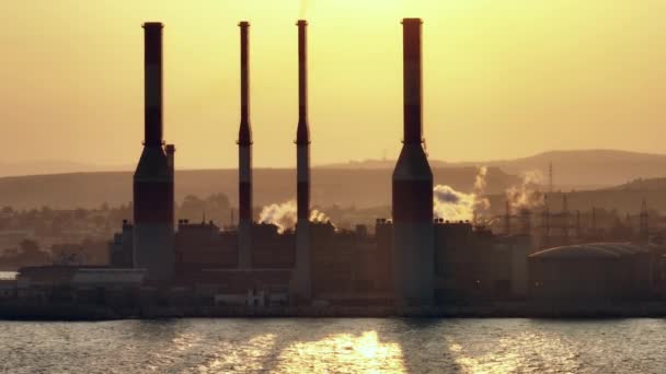 从发电厂从空中俯瞰进入空气和海洋的有毒废物 非环境电力的生产是对地球环境和生命的威胁 高质量的4K镜头 — 图库视频影像
