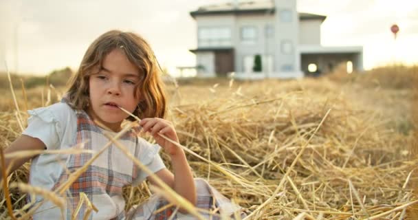 Πορτραίτο Ενός Καυκάσου Κοριτσιού Μια Φάρμα Που Κάθεται Στο Σανό — Αρχείο Βίντεο