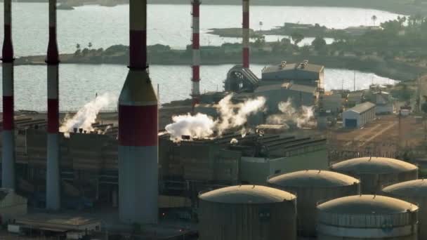 揭开工业怪兽的面纱 关于发电厂排放物对我们环境的破坏性影响的电影空中探索 高质量的4K镜头 — 图库视频影像