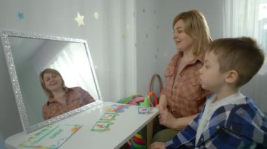 Dil becerileri serbest bırakıldı: Konuşma Terapisi ve Konuşma Geliştirme Faaliyetlerinde Mükemmelleşen Bir Çocuğun İlham verici Görüntüleri. Yüksek kalite 4k görüntü