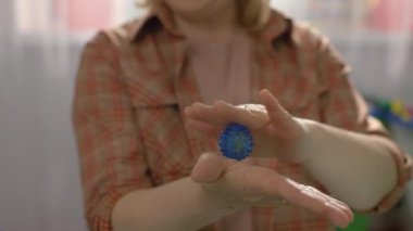 Öğretmen sınıfta çocuğa el motorlu egzersizleri gösterir. Sınıfta bireysel derste bir çocuk. Yüksek kalite 4k görüntü