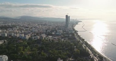 Kıbrıs Rum Kesimi 'nin Limasol kentinin hava manzarası. Akdeniz 'in kıyı şeridinde yüksek binaları ve tatil beldeleri olan tatil köyünün seti. Yüksek kalite 4k görüntü