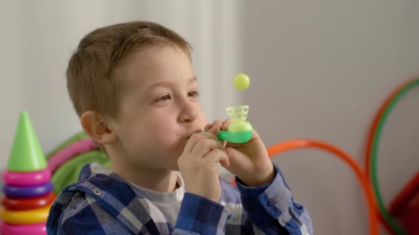 Intelligente Kinder Glückliche Kindheit Atemtechniken Mit Einem Engagierten Lehrer Erforschen — Stockvideo