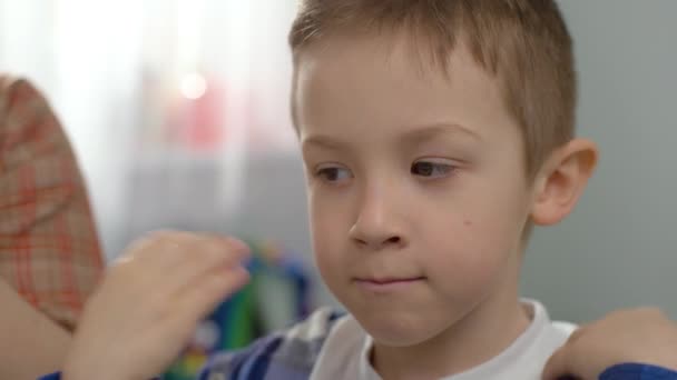 音声開発の旅 言語病理学者との音声療法演習に従事する少年の心温まるビデオ 高品質4K映像 — ストック動画