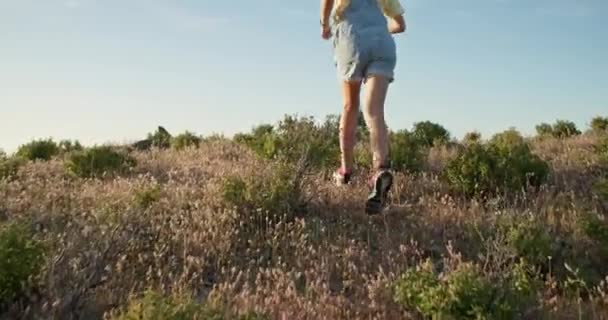 Adolescente Cammina Sola Sul Campo Periodo Transizione Difficile Una Ragazza — Video Stock
