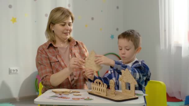 Rozwój Myślenia Logiki Zajęciach Dzieci Przedszkolu Chłopiec Gra Puzzle Przygotowaniach — Wideo stockowe