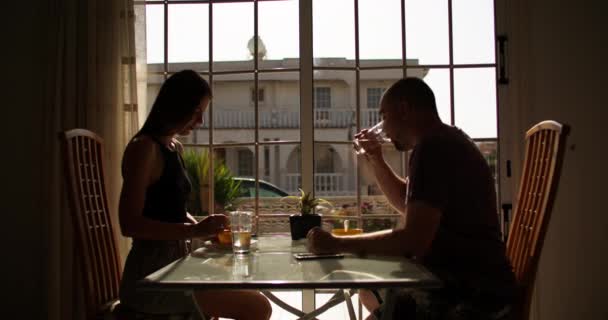Schöne Kaukasische Paar Beim Gemeinsamen Abendessen Esstisch Hause Ein Mann — Stockvideo