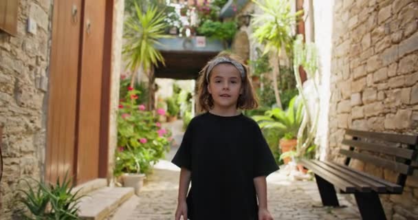 幻想的な結婚式 旧ヨーロッパの町の魅力的な通りで子供の冒険 高品質4K映像 — ストック動画