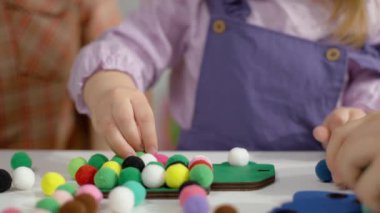 Reasoning 'in Gücünü Açma: Öğretmenler Önderliğindeki Mantık Oyunları Eleştirel Düşünme ve Çocuk Yetiştirme Okulu' ndaki Problem Çözme Yetenekleri. Yüksek kalite 4k görüntü