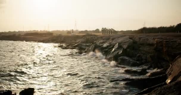 Tranquil Harmony Breathtaking Sunset Ocean Waves Crash Majestic Rocky Cliffs — Video Stock