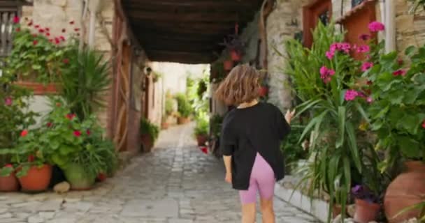 Cheerful Child Strolls Old Streets Istrochnya Girls Trip Tourism Lifestyle — Stock Video