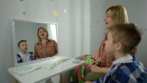Garçon Classe Avec Orthophoniste Enfant Améliore Parole Apprend Prononcer Correctement — Video