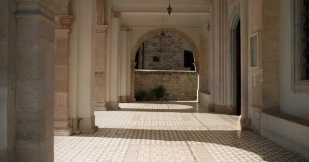 Arquitectura Calles Antiguas Con Columnas Por Las Que Entra Luz — Vídeo de stock